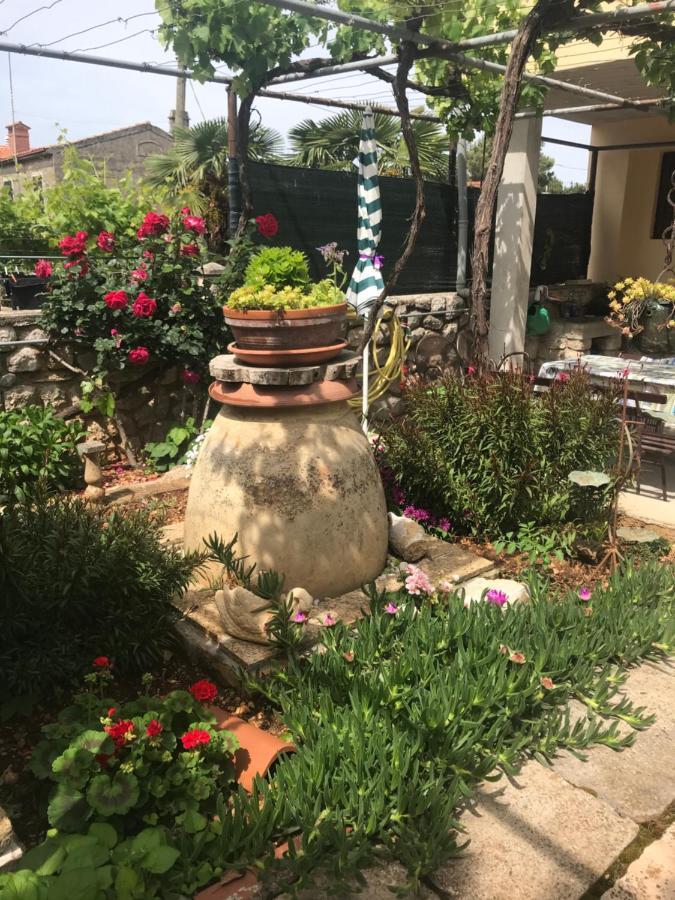 Apartmani Luiza Cres Exterior photo